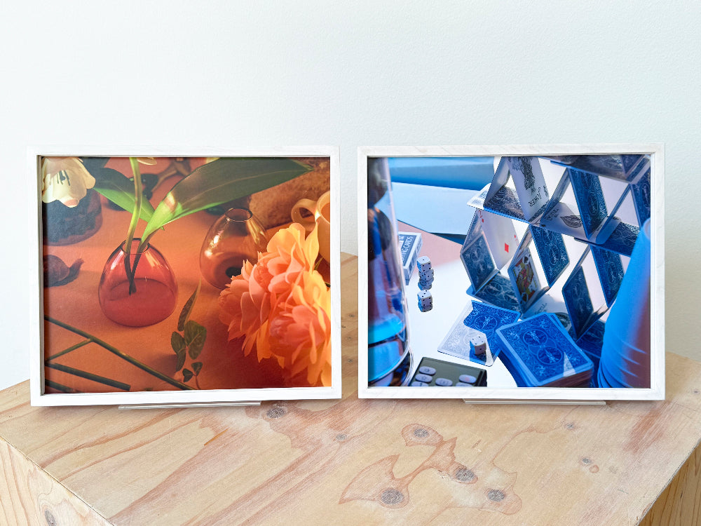 twee ingelijsten fotos. rechts: tafel met speelkaarten in blauw licht. links: vaasjes en bloemen in oranje licht