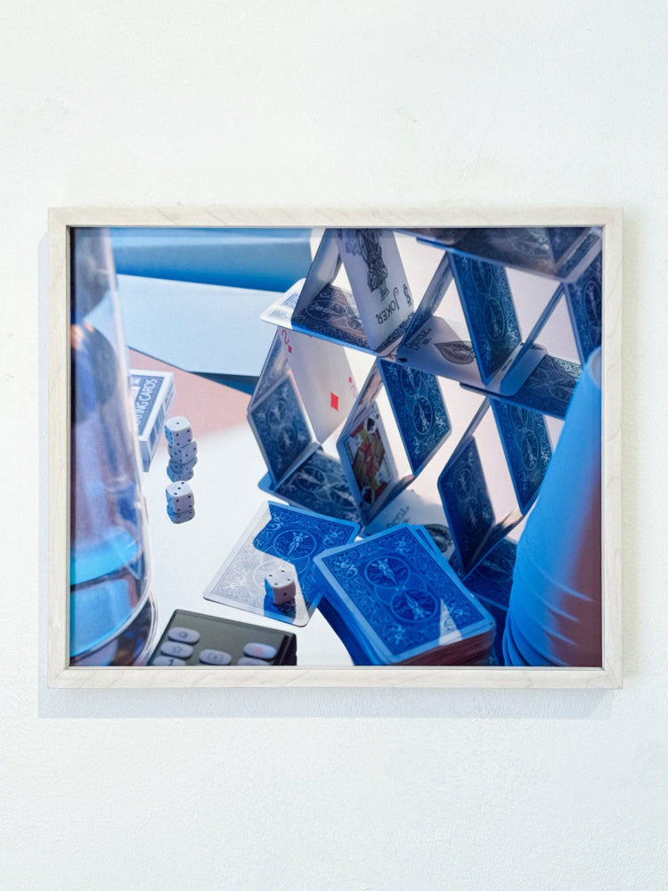 tafel met speelkaarten in blauw licht