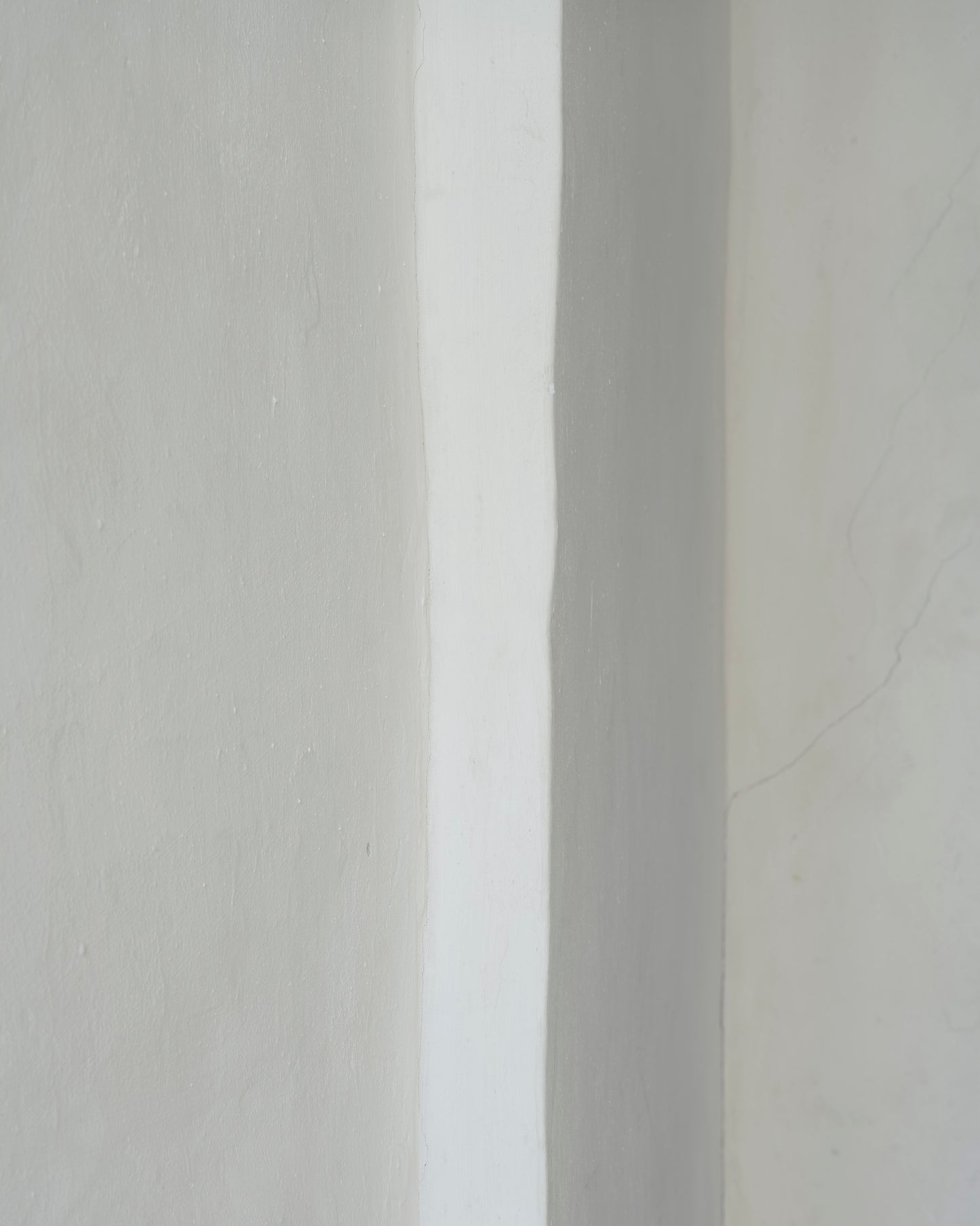 misha de ridder pilar old church amsterdam grey tones