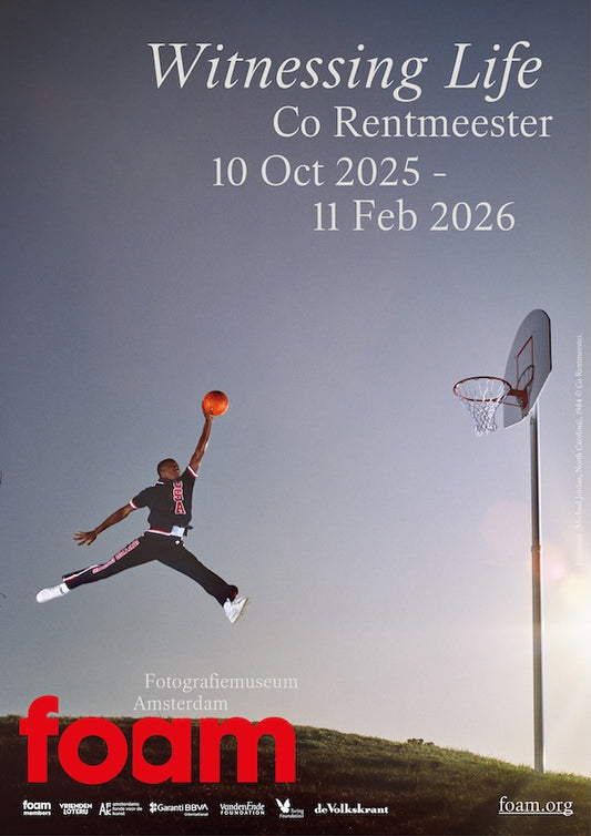 poster Co Rentmeester jumpman met springende basketballer Michael Jordan die bijna gaat scoren. 