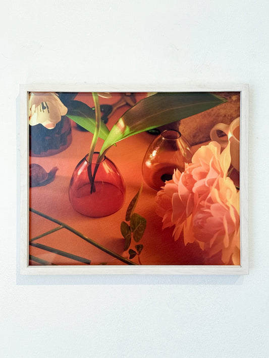 vaasjes en bloemen in oranje licht