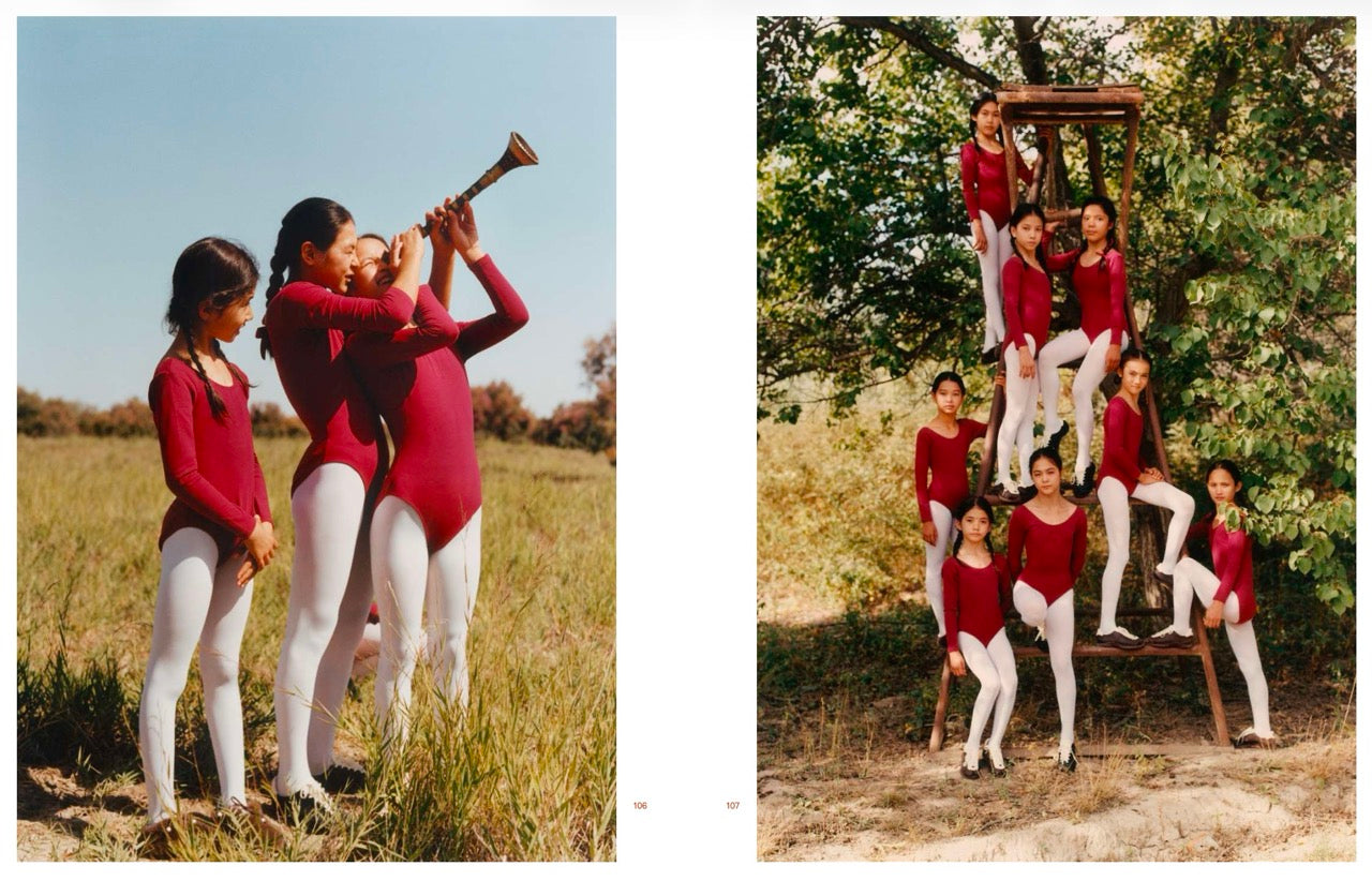 Spread with two standing colour photos with on the left three girls in red leotards and white tights. On the right a group of gymnastic girls in the same outfits, posing a group, forming a human pyramid.