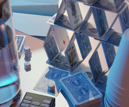 tafel met speelkaarten in blauw licht