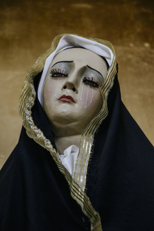 statue of crying maria