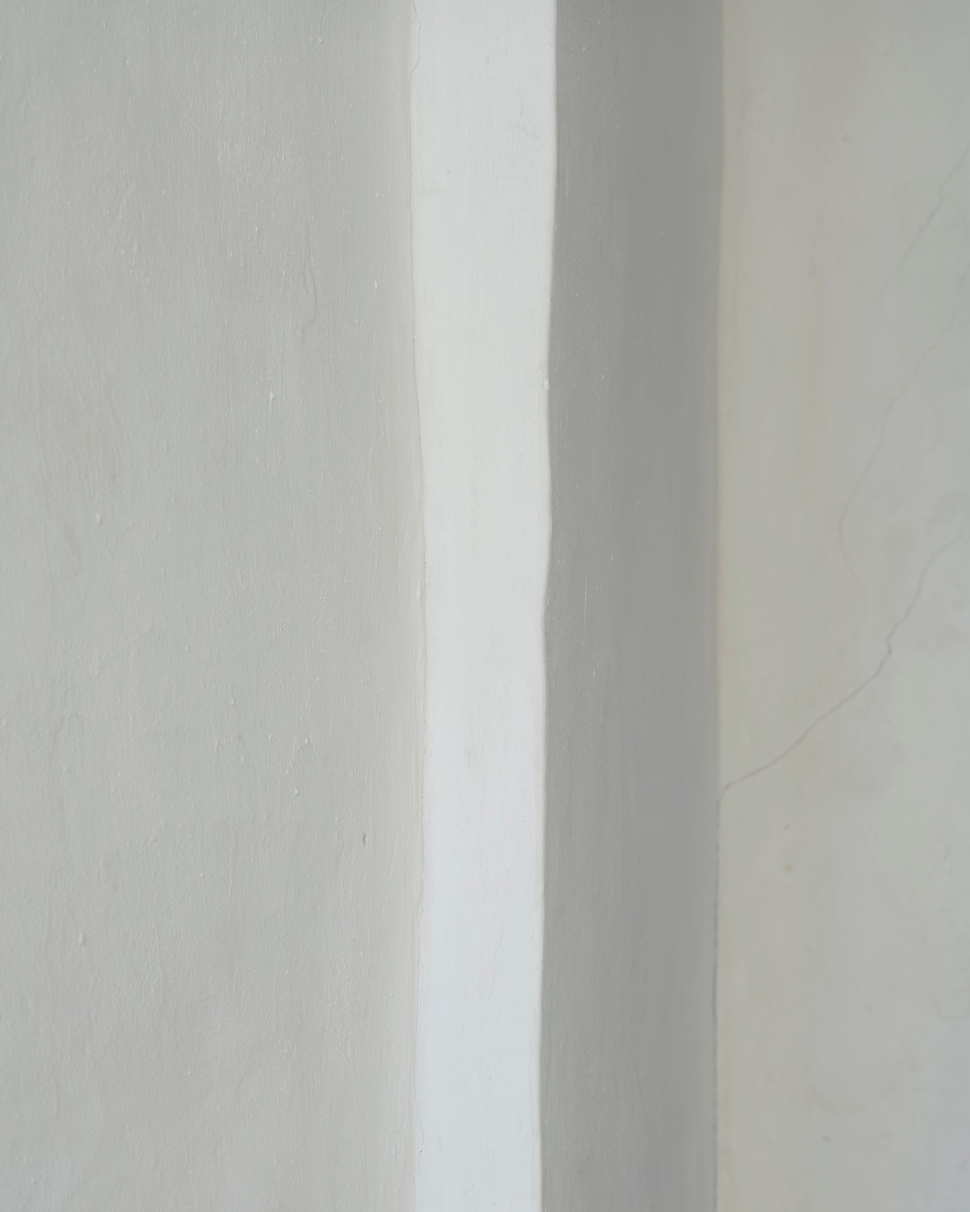 misha de ridder pilar old church amsterdam grey tones