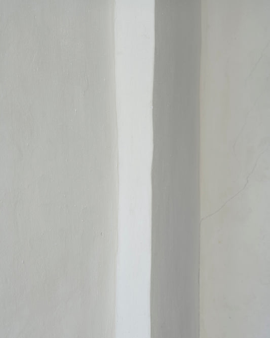 misha de ridder pilar old church amsterdam grey tones
