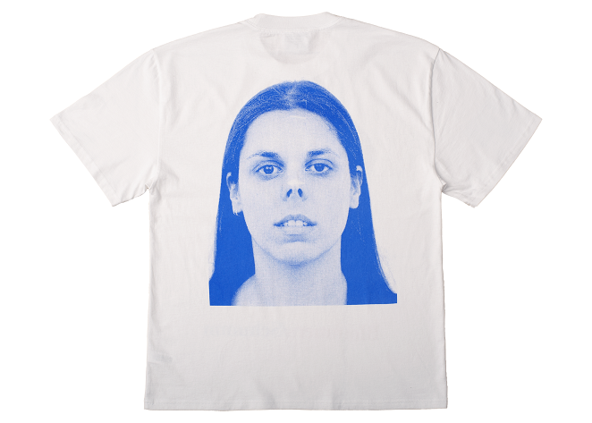 wit shirt met foto van Anuschka Blommers met tape over haar neus.