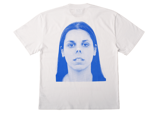 wit shirt met foto van Anuschka Blommers met tape over haar neus.